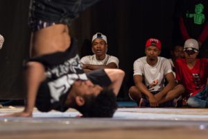 Danseurs de hip-hop sur la scène de l'Alliance Française