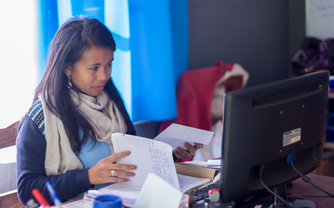 / PORTRAIT D&rsquo;ÉQUIPE / Mamy, technicienne des chiffres et des lettres