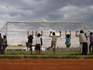 Enfants à coté d'un but de football